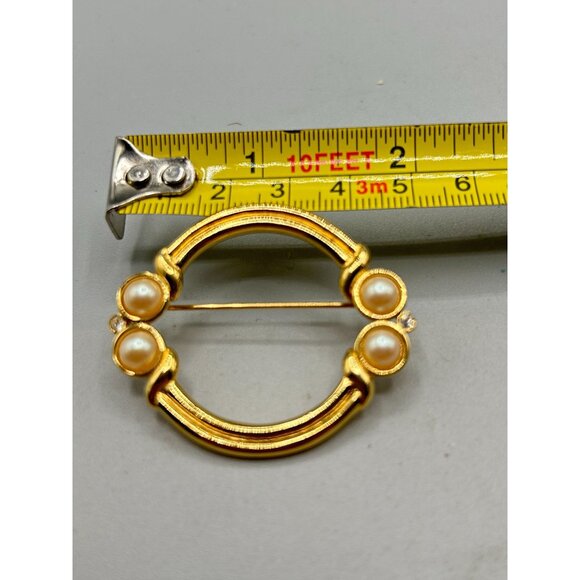 Signed MONET Small Circle Pin Brooch Gold Tone Faux Pearls Elegant Classic Pin - Picture 10 of 10
